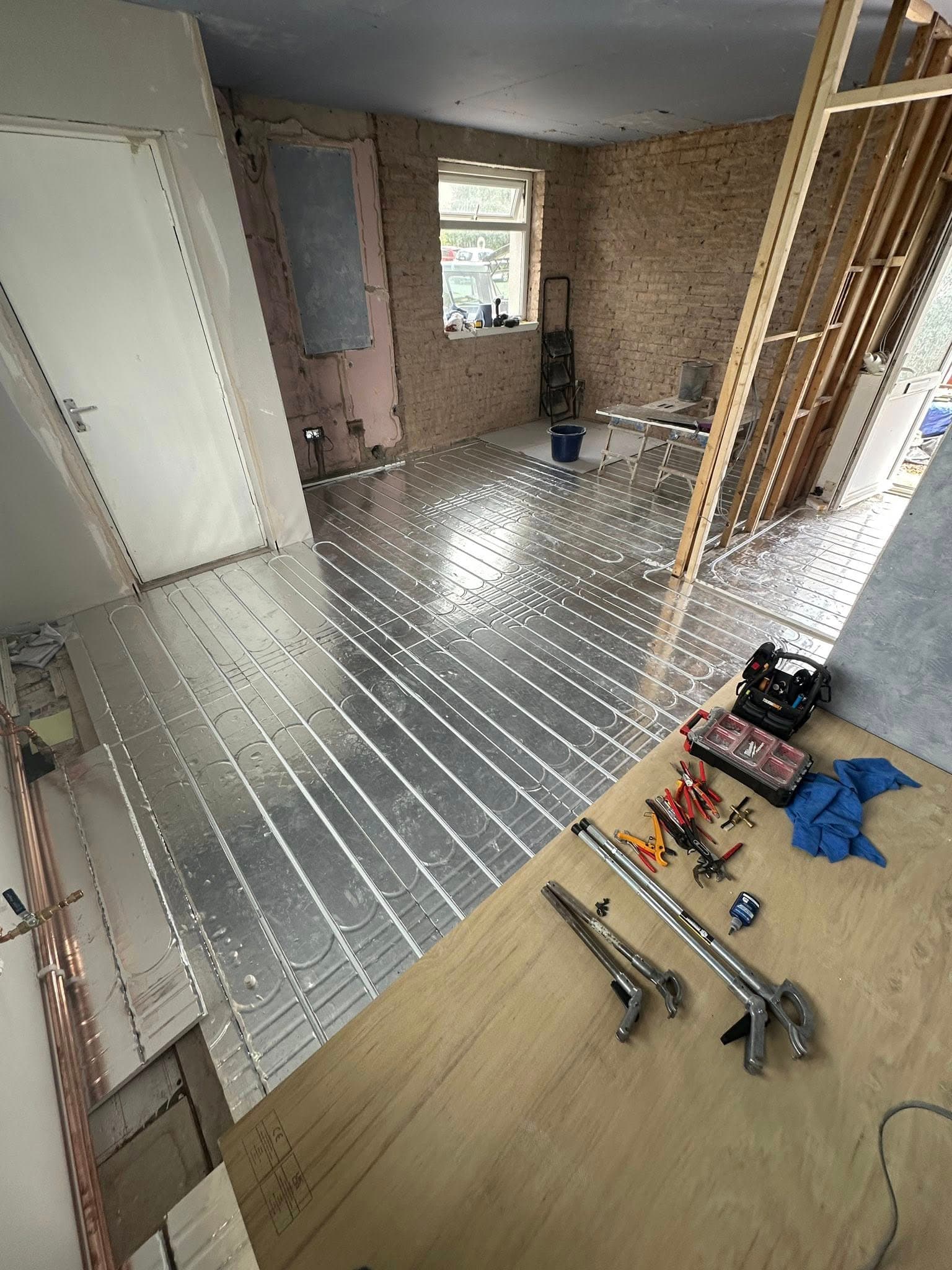 Underfloor heating system installation